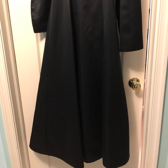 Black and white gown - Picture 2 of 5